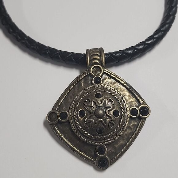 Choker Necklace with Pendant - Picture 2 of 5